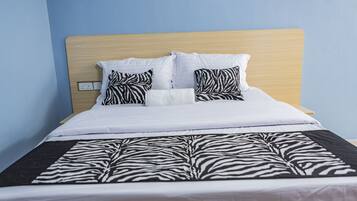 Queen Deluxe Room | 1 bedroom, in-room safe, individually furnished, desk