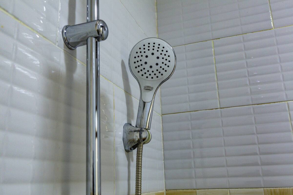 Combined shower/tub, bathrobes, slippers, towels