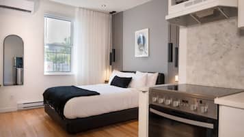 1 chambre, fer et planche à repasser, lit de bébé portatif