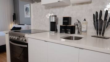 Een koelkast, een microgolfoven, een oven