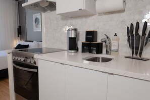 Kjøleskap, mikrobølgeovn, ovn og kaffetrakter/tekoker