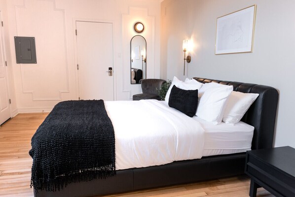 Een strijkplank/strijkijzer, reisbedje, gratis wifi, beddengoed