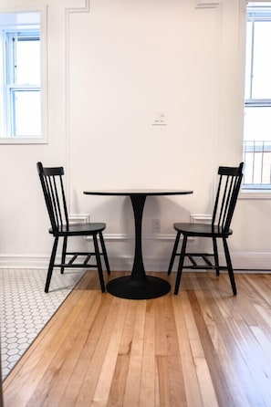 Dining - #9 - Studio/Plateau/St-Denis/SelfCheck-In/AC/TV (Montréal)