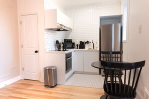 Een koelkast, een magnetron, een oven, een koffiezetapparaat/waterkoker