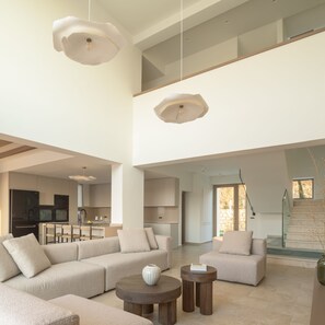 Smart TV, ping pong, books, stereo