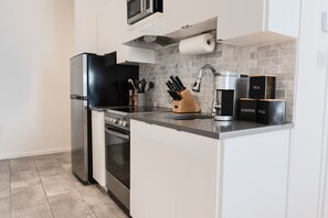 Kühlschrank, Mikrowelle, Ofen, Wasserkocher mit Kaffee-/Teezubehör