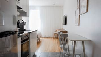 Réfrigérateur, micro-ondes, four, cafetiÚre/bouilloire