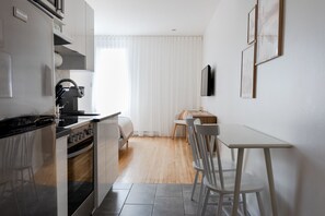 Réfrigérateur, four à micro-ondes, un four, cafetière-théière