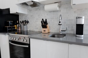 Kühlschrank, Mikrowelle, Ofen, Wasserkocher mit Kaffee-/Teezubehör