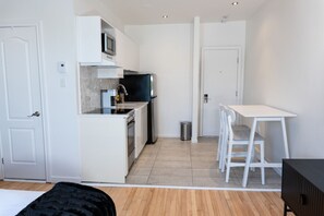 Fridge, microwave, oven, coffee/tea maker - #11 - Studio/Plateau/St-Denis/SelfCheck-In/AC/TV (Montréal)