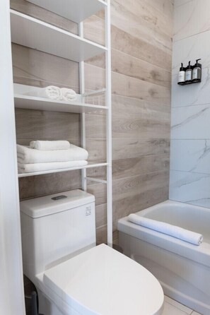 Hair dryer, towels - #11 - Studio/Plateau/St-Denis/SelfCheck-In/AC/TV (Montréal)