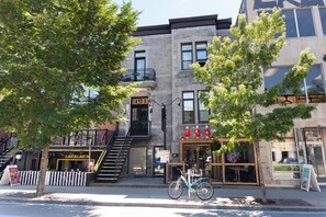 Exterior - #11 - Studio/Plateau/St-Denis/SelfCheck-In/AC/TV (Montréal)