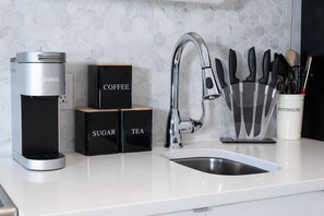 Kjøleskap, mikrobølgeovn, ovn og kaffetrakter/tekoker