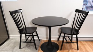 A small room with a round black table and two black chairs. - #6 - Studio/Plateau/St-Denis/SelfCheck-In/AC/TV (Montréal)