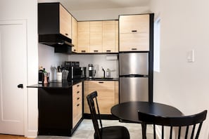 Kühlschrank, Mikrowelle, Herdplatte, Wasserkocher mit Kaffee-/Teezubehör