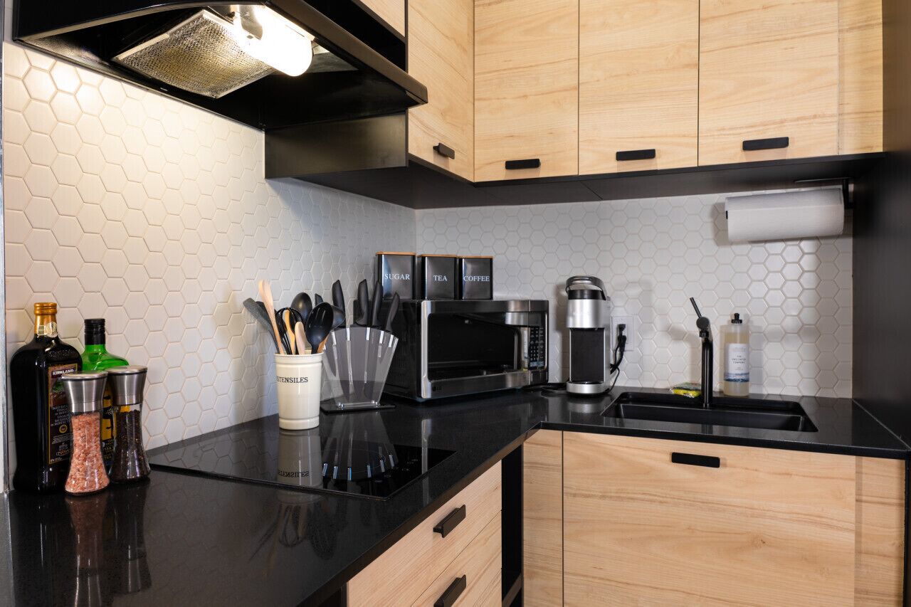 Coffee/tea maker, fridge, microwave, stovetop