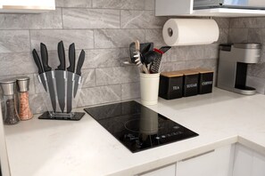 Kjøleskap, mikrobølgeovn, kokeplater og kaffetrakter/tekoker