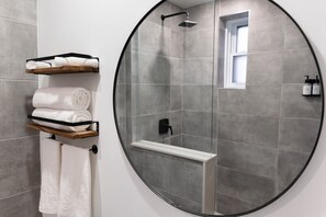 Hårføner og håndklær