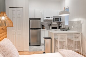 Fridge, microwave, stovetop, coffee/tea maker - #2 - Studio/Plateau/St-Denis/SelfCheck-In/AC/TV (Montréal)