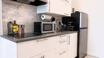 Réfrigérateur, micro-ondes, plaque de cuisson, cafetiÚre/bouilloire