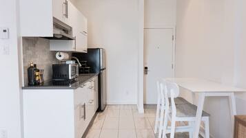 Réfrigérateur, micro-ondes, plaque de cuisson, cafetiÚre/bouilloire