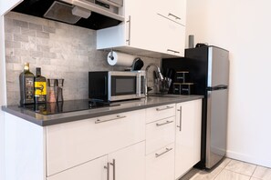 Fridge, microwave, stovetop, coffee/tea maker