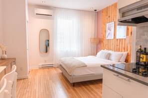 Iron/ironing board, travel crib, free WiFi, bed sheets