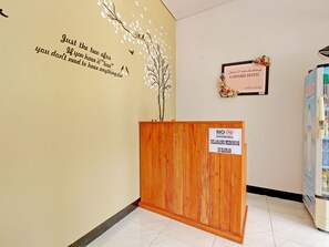 Reception - Collection O 92972 Gaharu Hotel (Semarang)