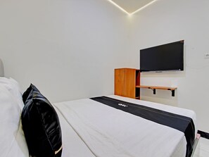 Quarto casal standard | Espaço de trabalho para notebook, Wi-Fi de cortesia, roupa de cama