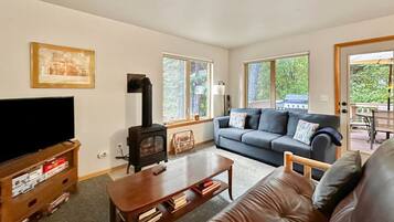 Una Smart TV, una chimenea