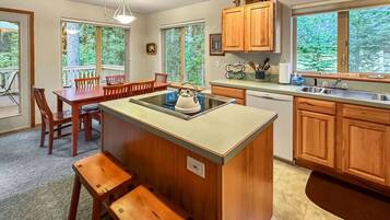 Frigorífico, microondas, horno y placa de cocina