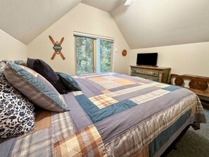 3 bedrooms, desk, iron/ironing board, travel crib