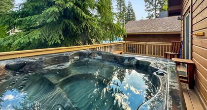 Idaho Getaway • McCall Retreat with Tub & Firelight