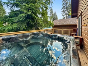 Outdoor spa tub - Idaho Getaway • McCall Retreat with Tub & Firelight (McCall)