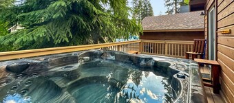 Idaho Getaway • McCall Retreat with Tub & Firelight