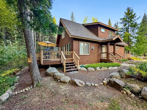 Idaho Getaway • McCall Retreat with Tub & Firelight