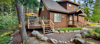 Idaho Getaway • McCall Retreat with Tub & Firelight