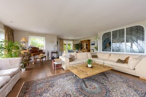 Smart TV, DVD player, books, stereo - The Chestnuts
Luxury self catering accommodation in Glastonbury (Glastonbury)