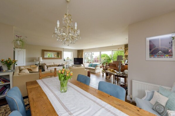 Smart TV, DVD player, books, stereo - The Chestnuts
Luxury self catering accommodation in Glastonbury (Glastonbury)