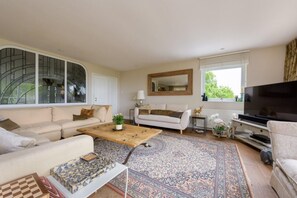 Smart TV, DVD player, books, stereo - The Chestnuts
Luxury self catering accommodation in Glastonbury (Glastonbury)