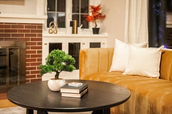 Télévision, cheminée, baby-foot