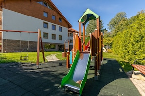 Children's play area - outdoor - RentPlanet - Apartamenty Bawaria (Szklarska Poreba)