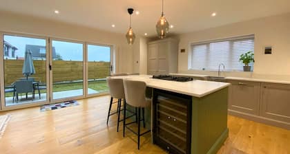 "Tranquil 2-Bed Retreat: Office, Garden Oasis, & Fireplace Bliss!"