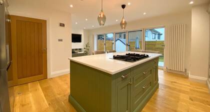 "Tranquil 2-Bed Retreat: Office, Garden Oasis, & Fireplace Bliss!"