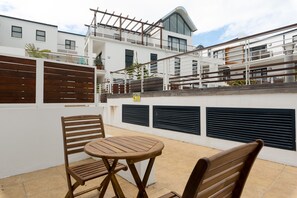 Deluxe Apartment | Balcony - Azure 32 (Cape Town)