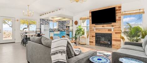 Télévision, cheminée, espaces bureaux