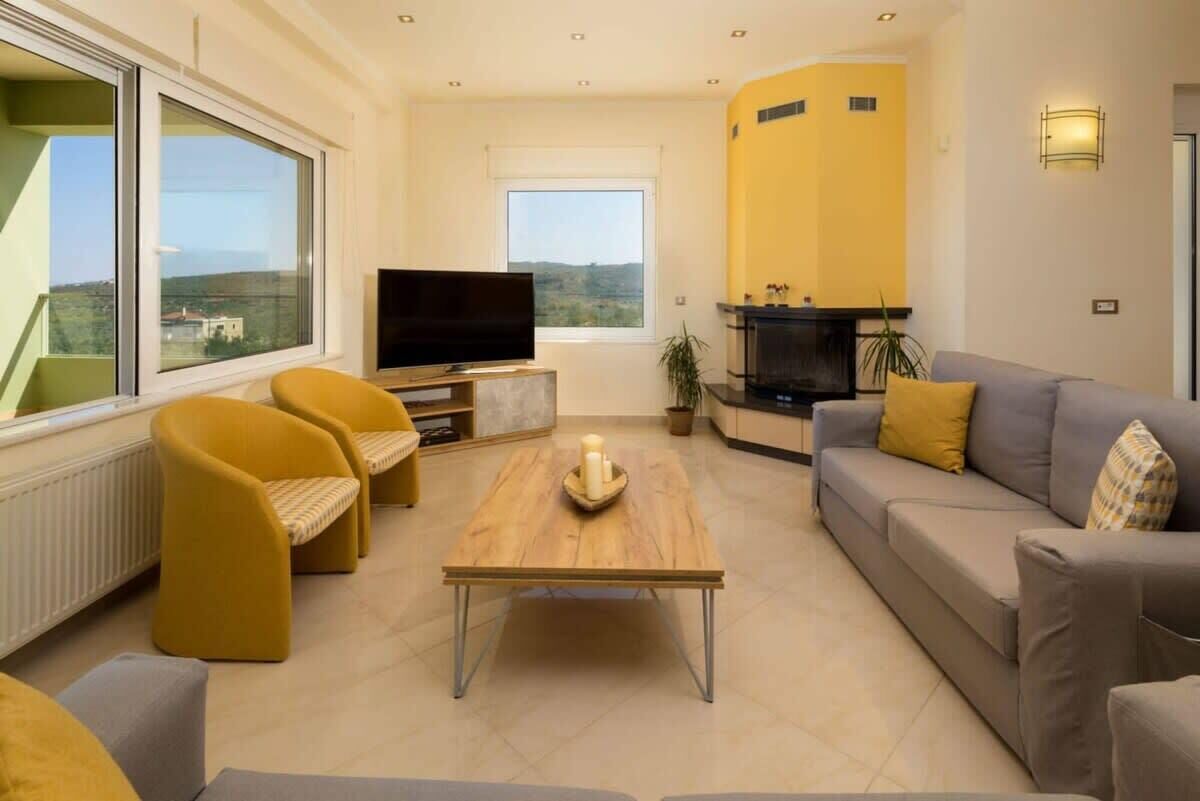 Televisión, chimenea y oficina 