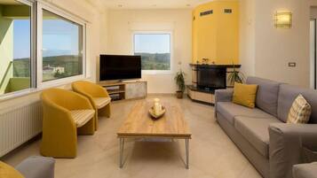 Una televisión, una chimenea, una oficina