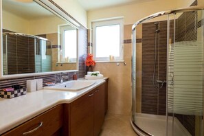 Baignoire, sèche-cheveux, serviettes fournies