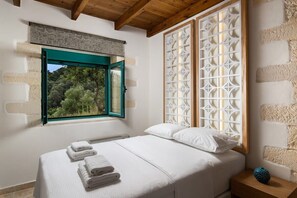 2 bedrooms, in-room safe, iron/ironing board, free WiFi